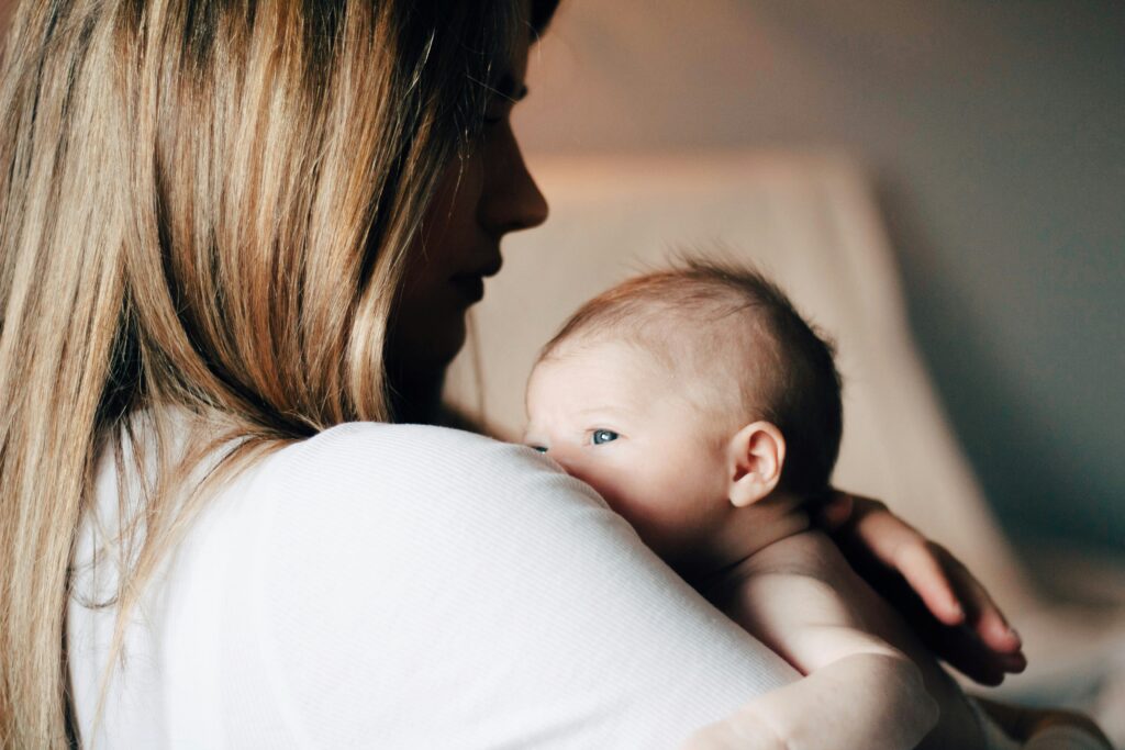 Come tenere in braccio un neonato