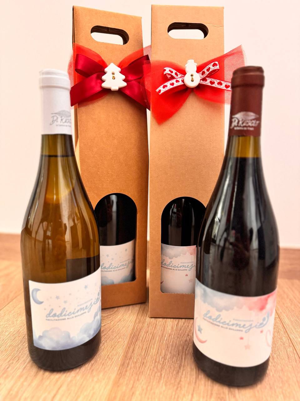 Bottiglie di vino DOC solidali dell'Associazione Dodici Mesi in confezione regalo natalizia