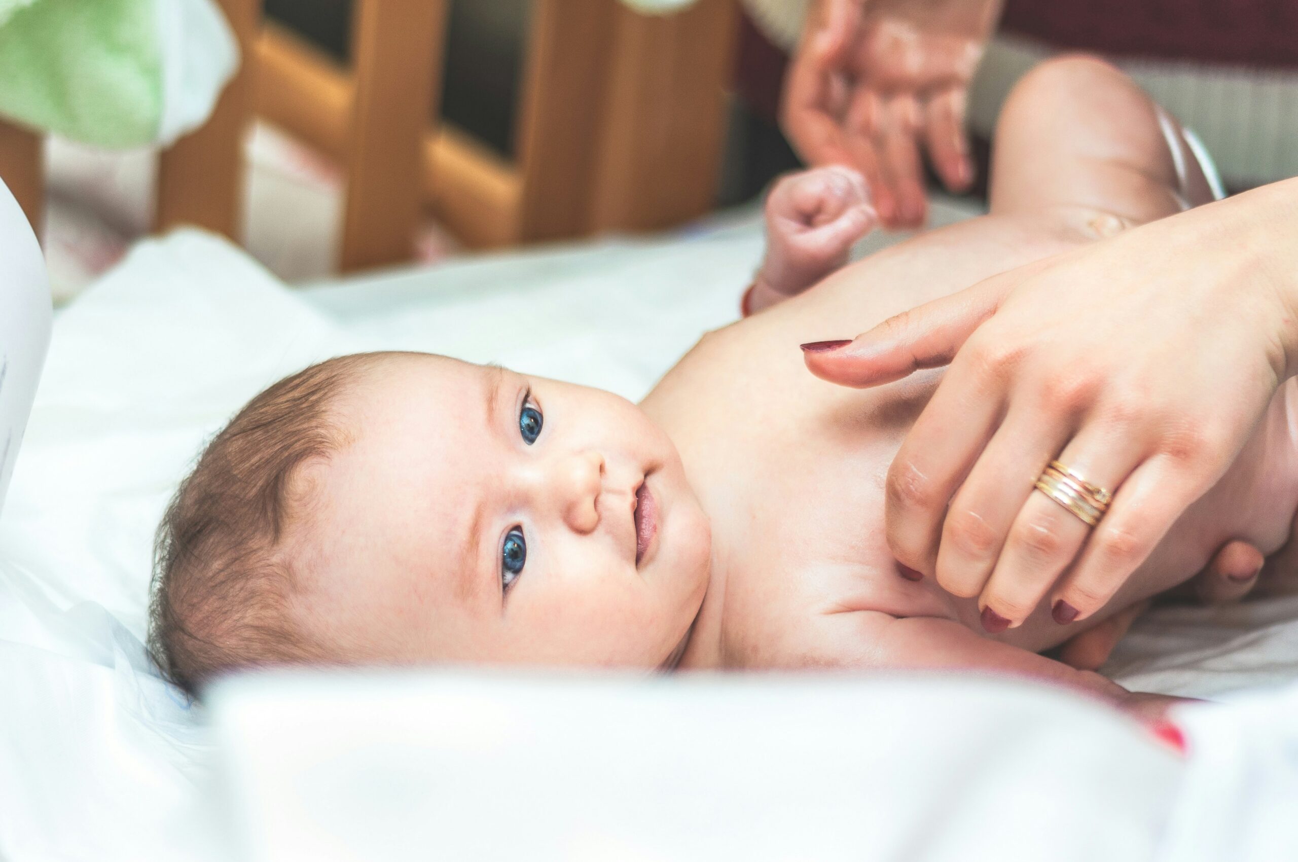 Bambino nei primi mesi su un tappeto morbido durante un momento di osservazione del movimento.