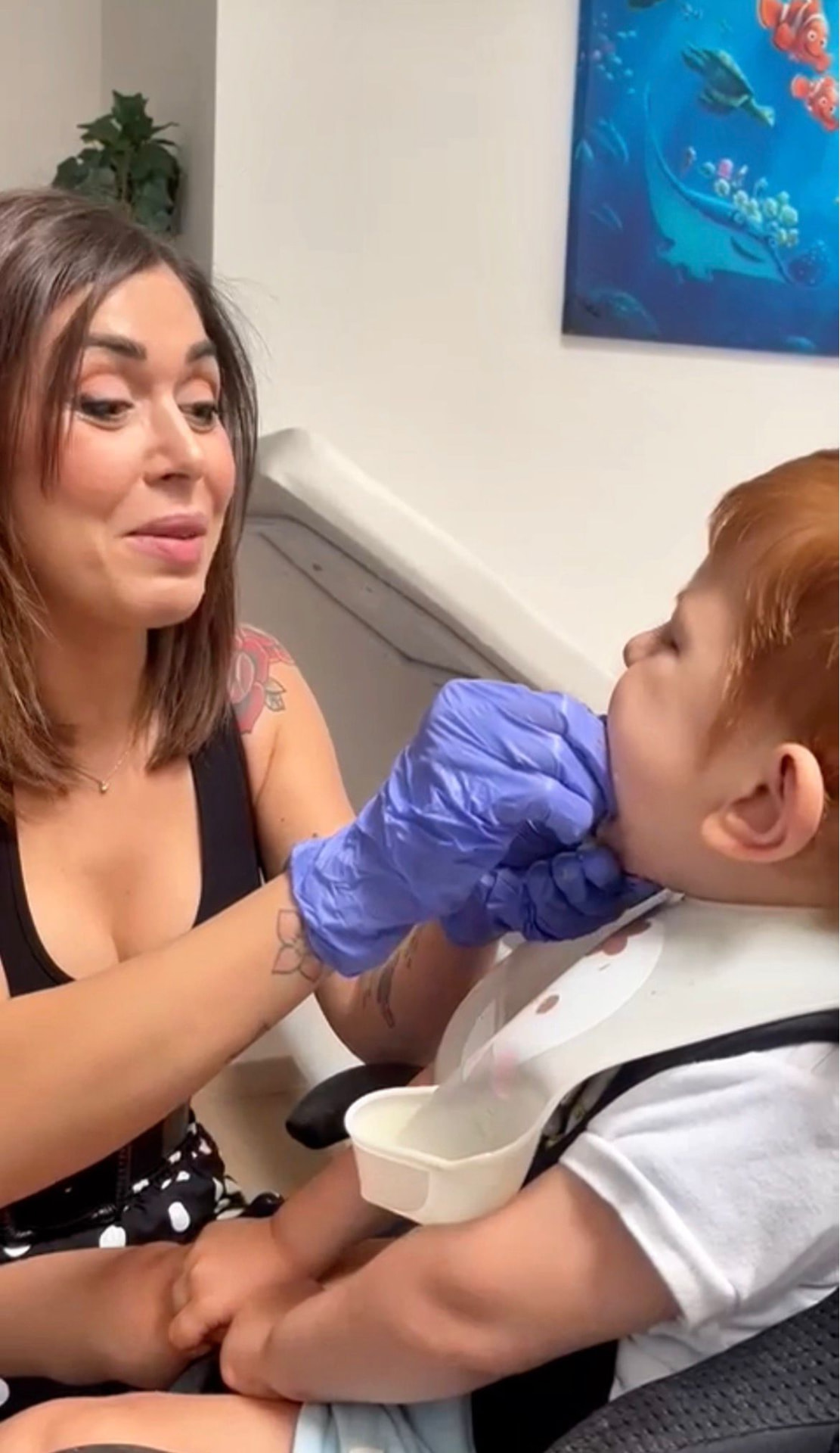 Professionista durante una terapia con un bambino