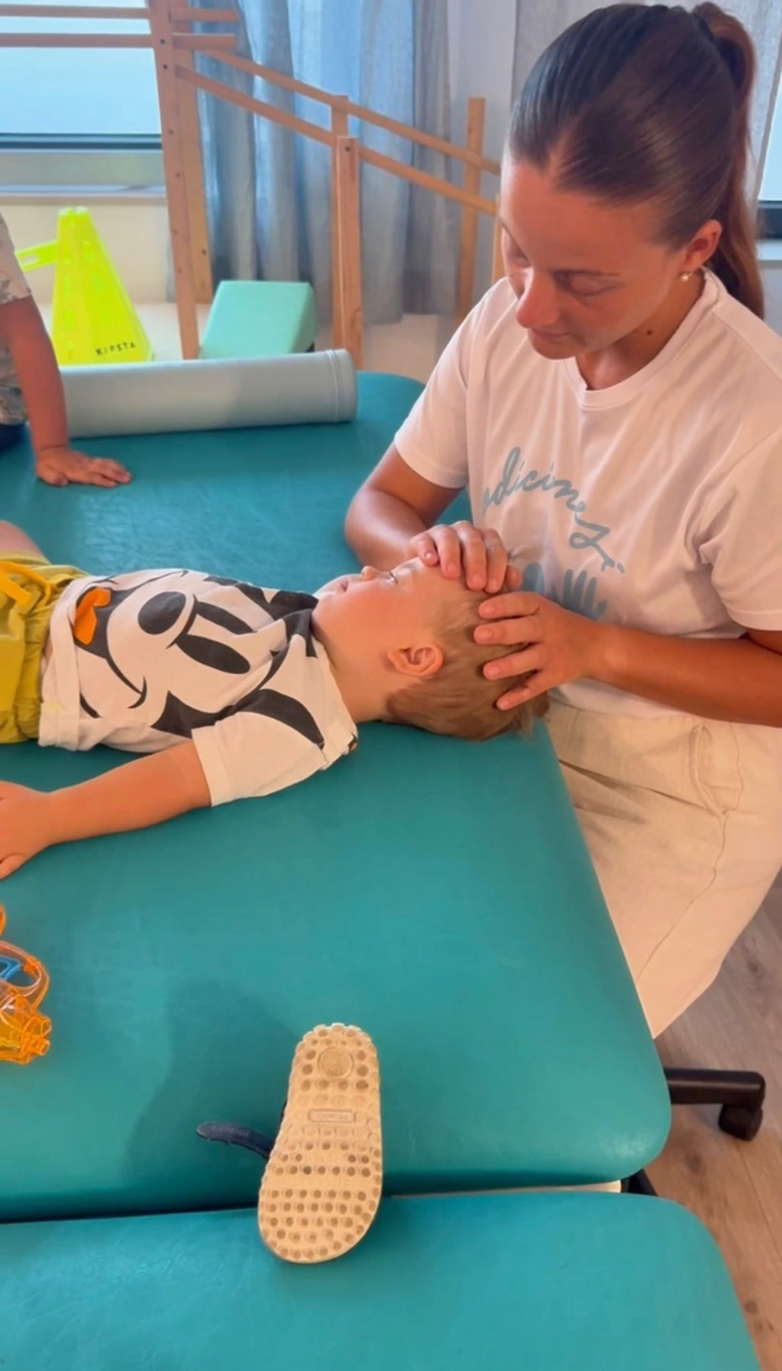 Fisioterapia pediatrica con un bambino sul lettino